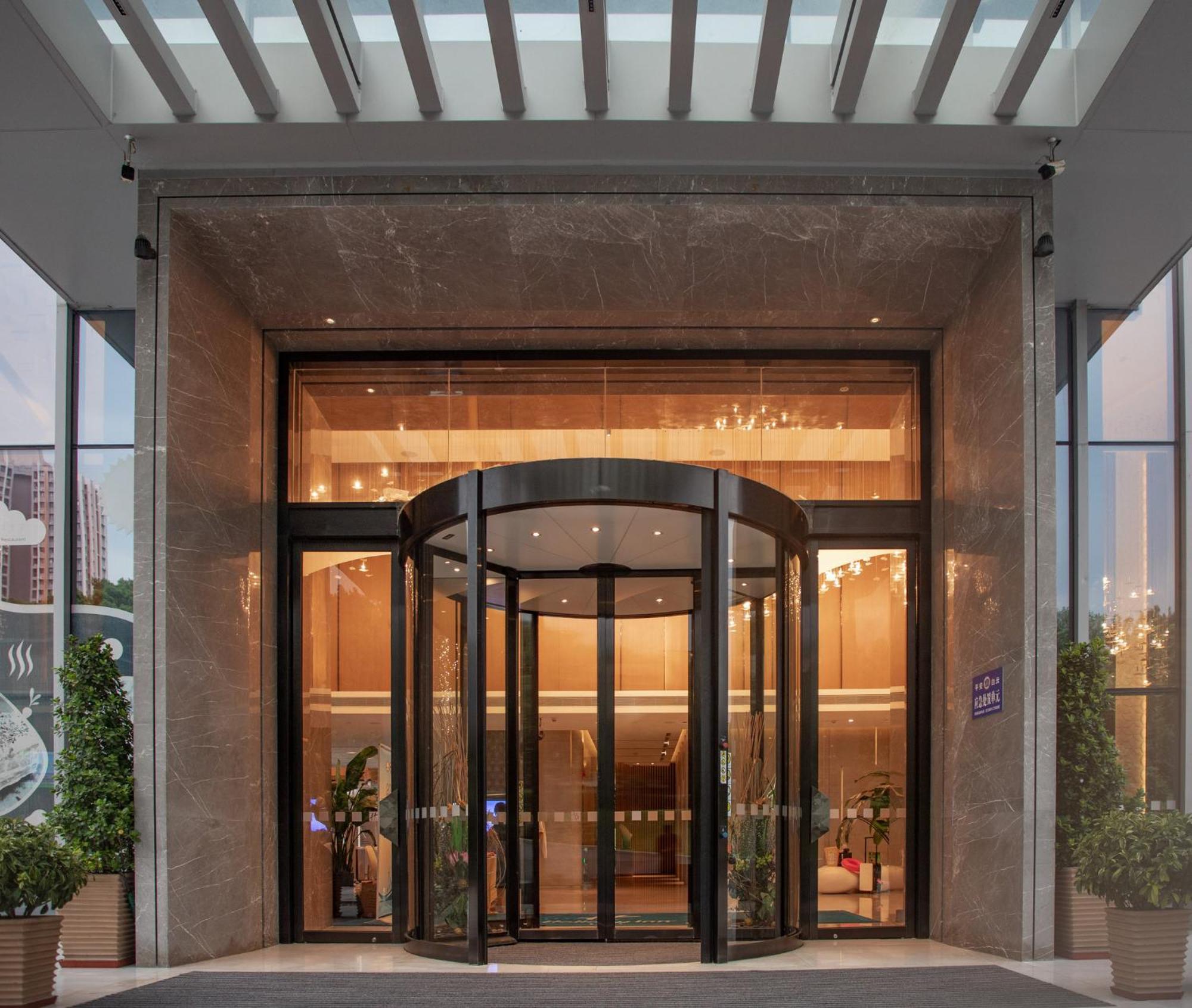 Holiday Inn Guangzhou South Lake Hotel - Ideal For Business & Leisure Eksteriør billede